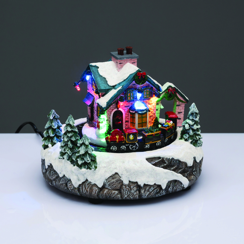 LED MULTIC. VILLAGE HOUSE TRAIN MOVEM. MUSIC ADAPT:4.5V (NOT INCL) BATT:3XAA (NOT INCL) 18*18*15cm X0345